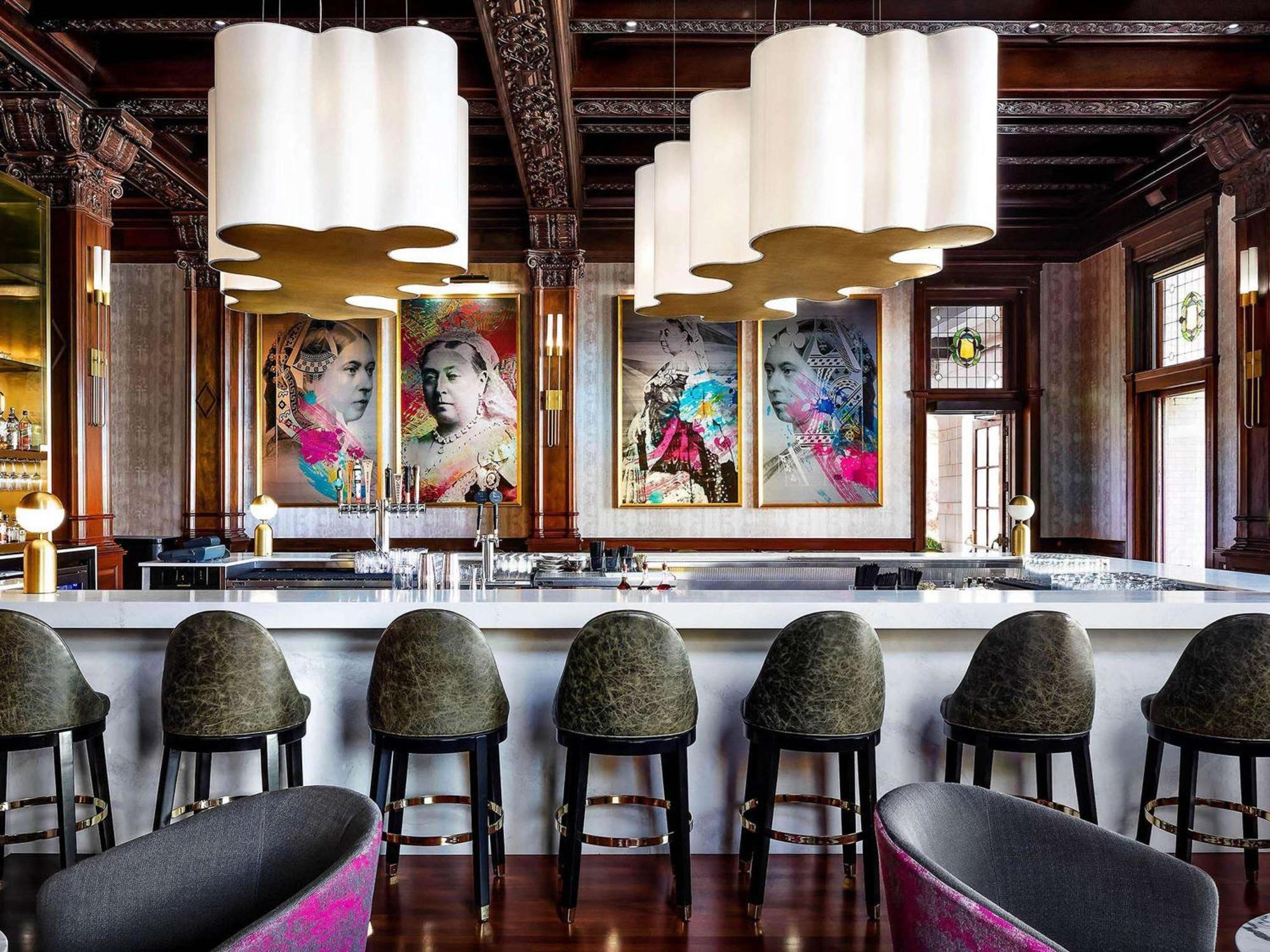 ויקטוריה Fairmont Empress Hotel מראה חיצוני תמונה The bar at the hotel's restaurant, the "Pink Door"