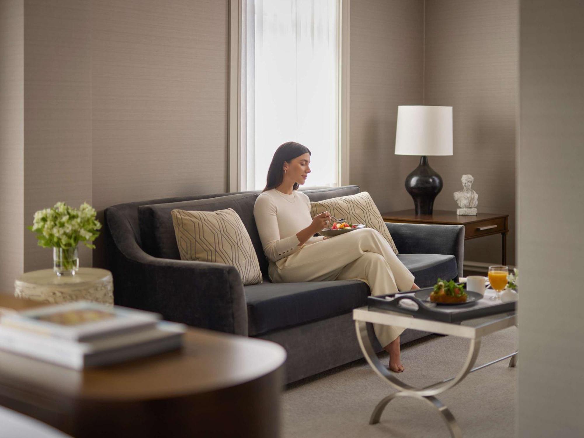 ויקטוריה Fairmont Empress Hotel מראה חיצוני תמונה A woman sitting on a sofa